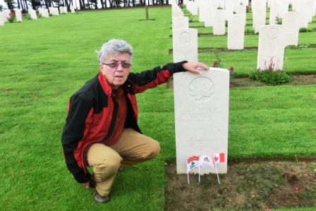 CIMG8621 Sep 8 2017 Pieter at Afflecks grave at Calais Cdn War Cemetery