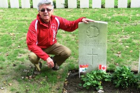 CIMG8864 Sep 10 2017 Pieter by grave of unknown soldier at Maple Copse Cemetery
