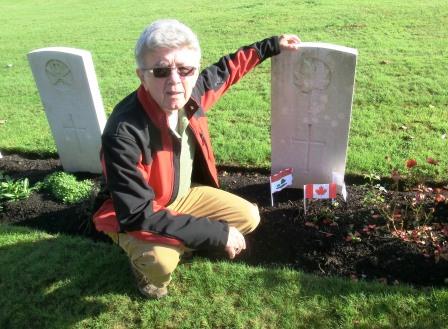 CIMG8651 Sep 9 2017 Pieter at the grave of Arthur Clinton Robinson in La Laiterie cemetery