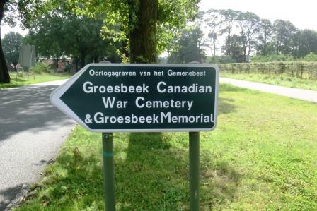 CIMG9004 Sep 15 2017 sign giving directions to Groesbeek Cemetery